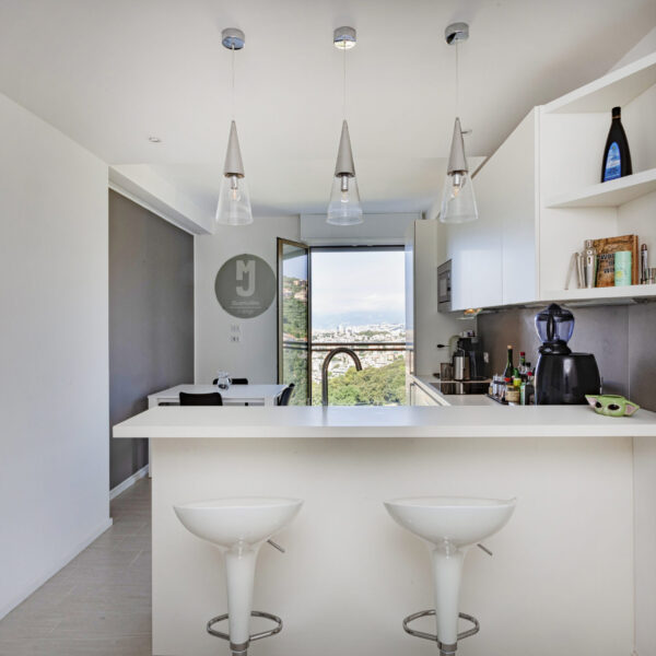 Ristrutturazione di un appartamento a Quarto Alta in stile “Total White”
